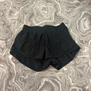 !! Black Lululemon Hotty hot shorts 2.5” size : 2 , great condition !!